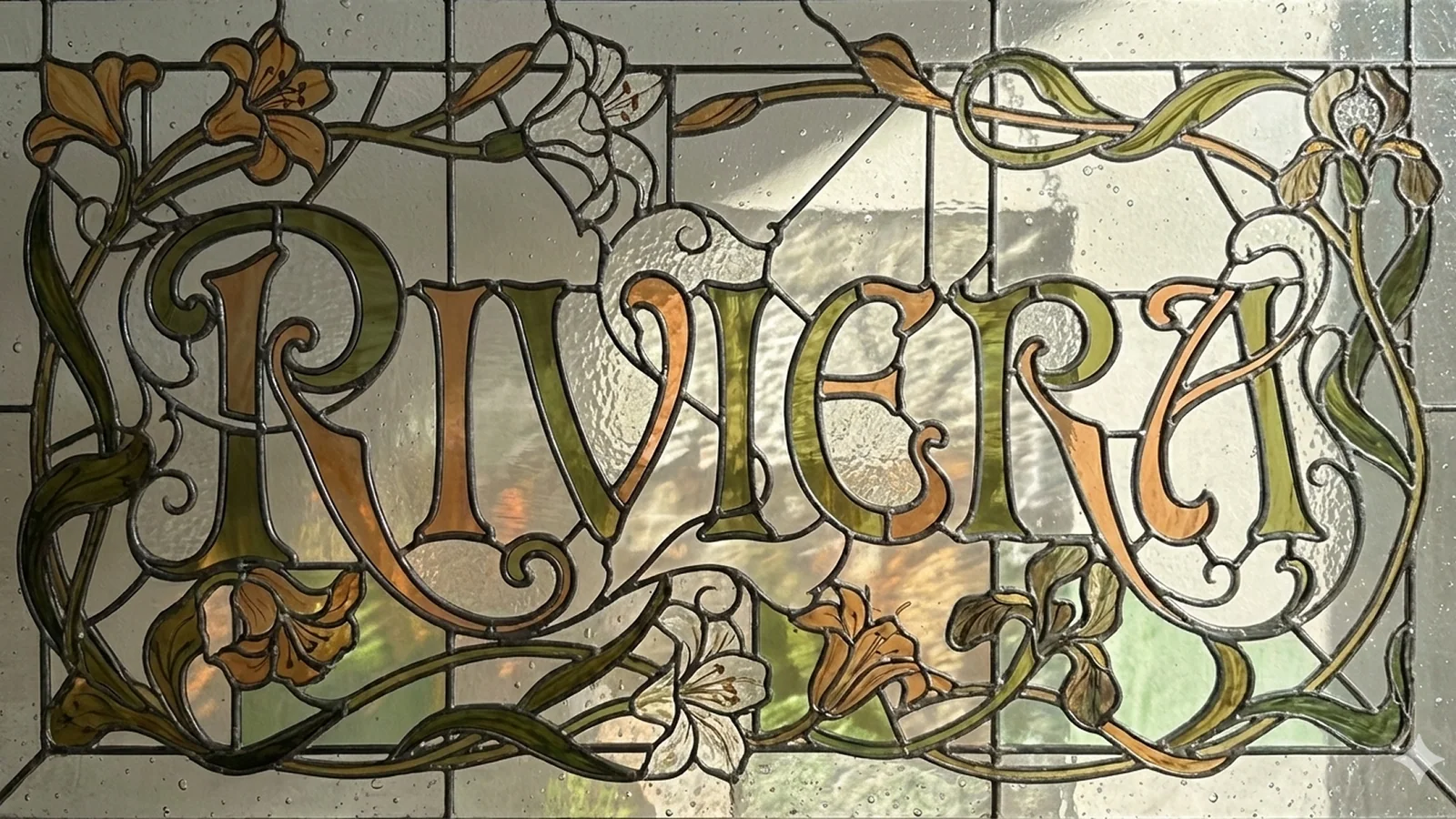 以華麗字形拼出 RIVERA 的新藝術風格彩繪玻璃窗
