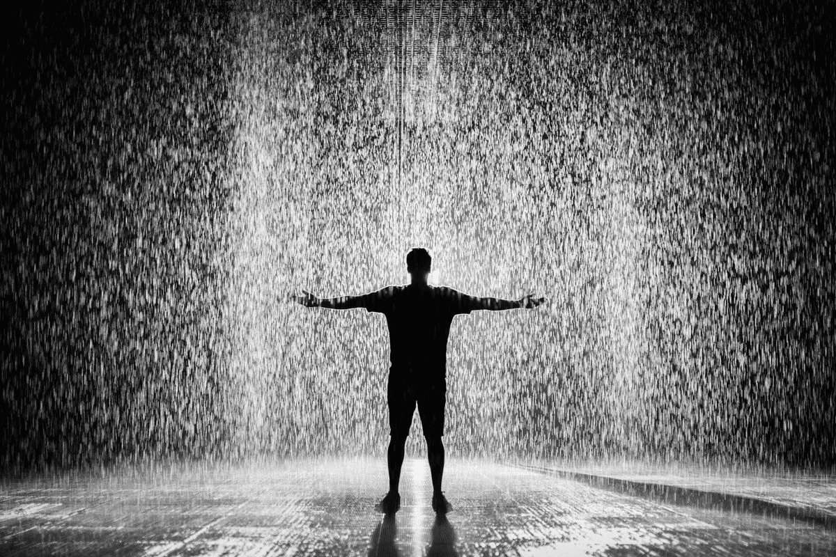 Qwen Image 3 細節構圖範例：人物被雨點般的粒子包圍。