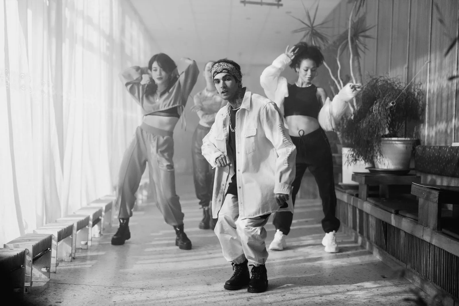 Eine Gruppe erwachsener Tänzer in Hip-Hop-Formation.