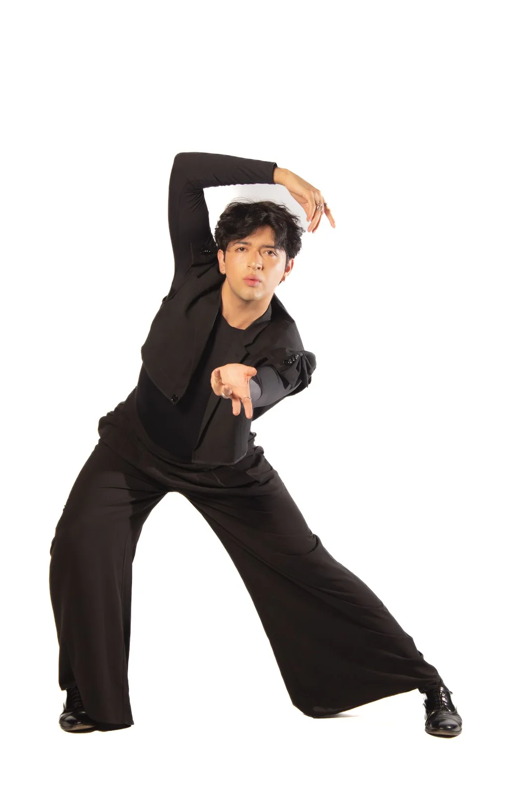 Eine erwachsene Tänzerin in einer Studiopose.