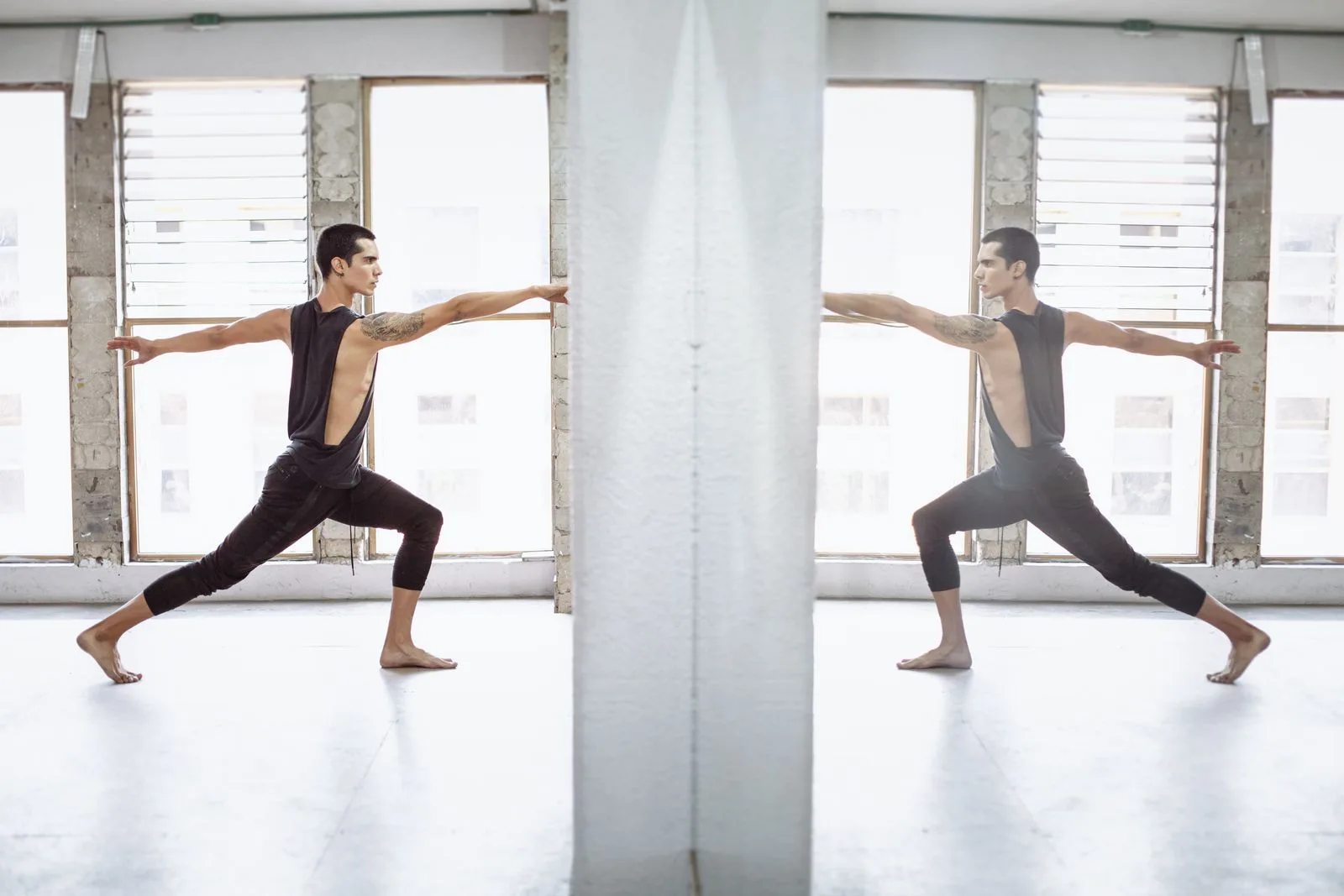 Eine erwachsene Balletttänzerin im Studio.